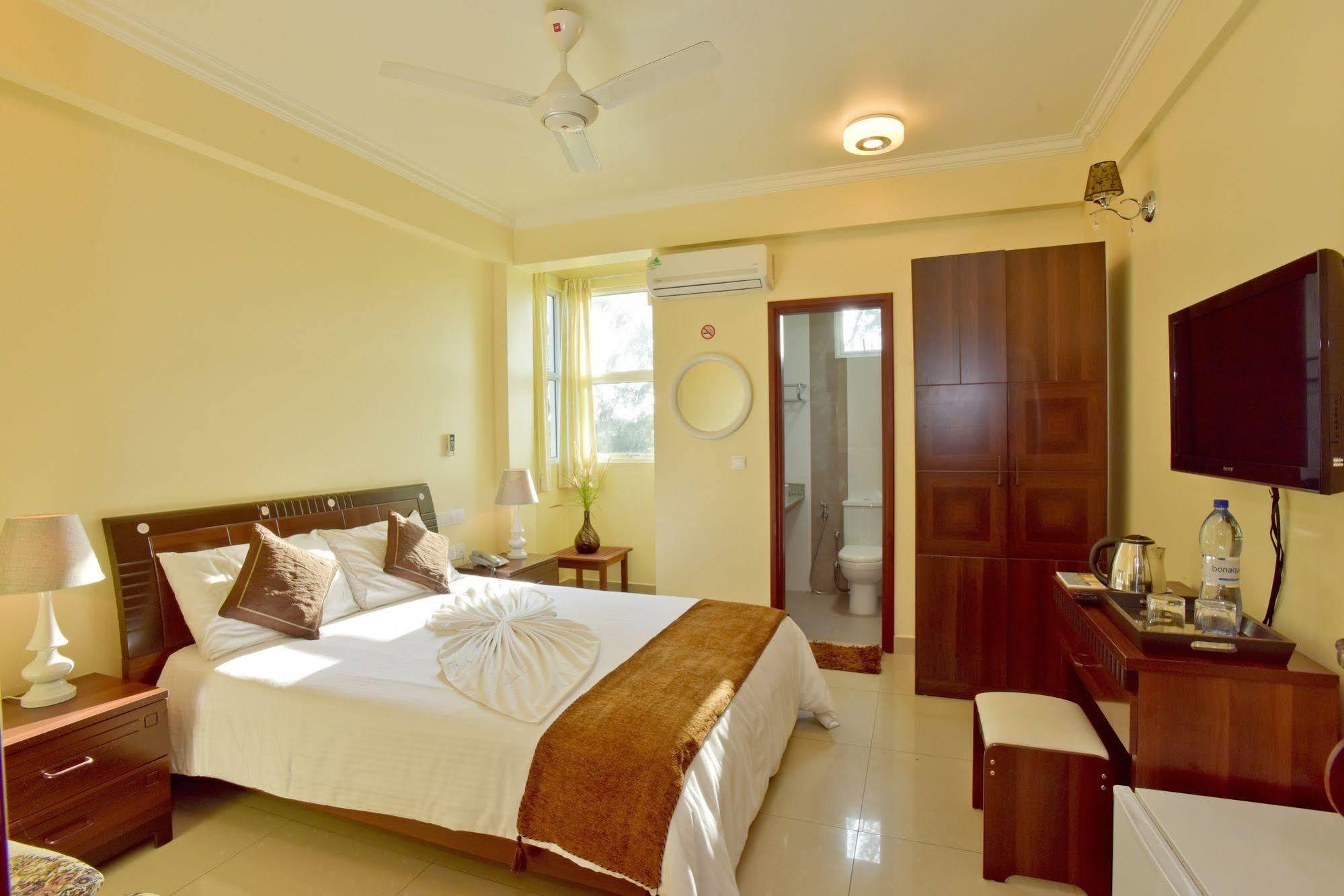 Crystal Beach Inn Malé Extérieur photo